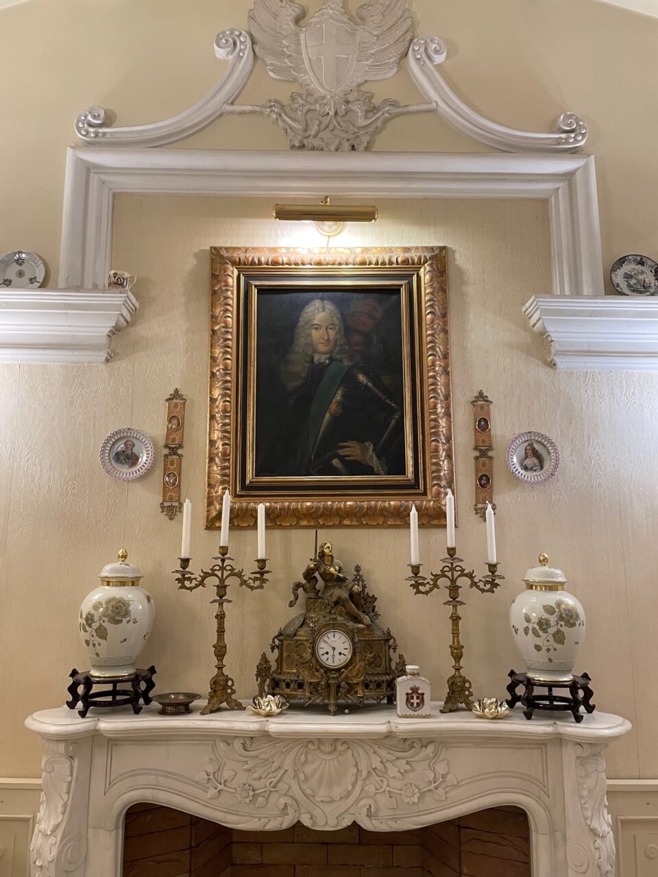 Un particolare della Sala dei Marmi: l'elegante caminetto, sormontato da un quadro raffigurante Vittorio Amedeo II.
